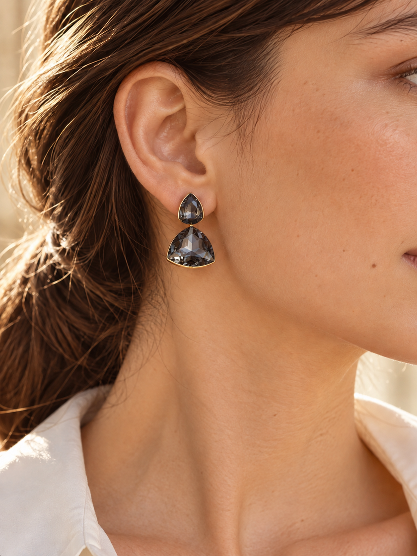 Aretes NDN8683 gris en modelo